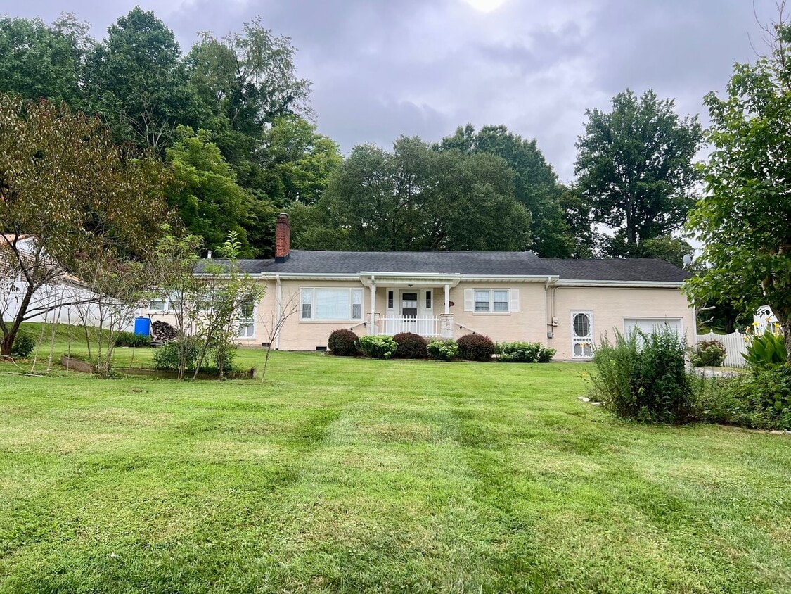 Primary Photo - One Level Home! 3or 4 bedroom 1 bath with ...