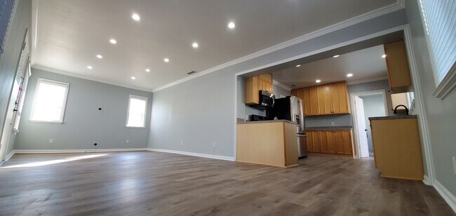 Building Photo - 5223 Live Oak View Ave