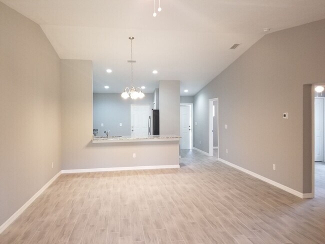Foto del edificio - Spacious 3-Bedroom Home with Private Lanai & Prime Location!