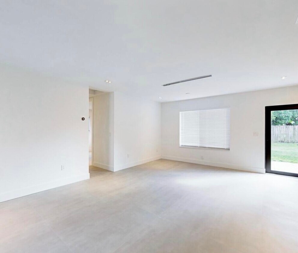 Building Photo - 830 NE 171st Ter