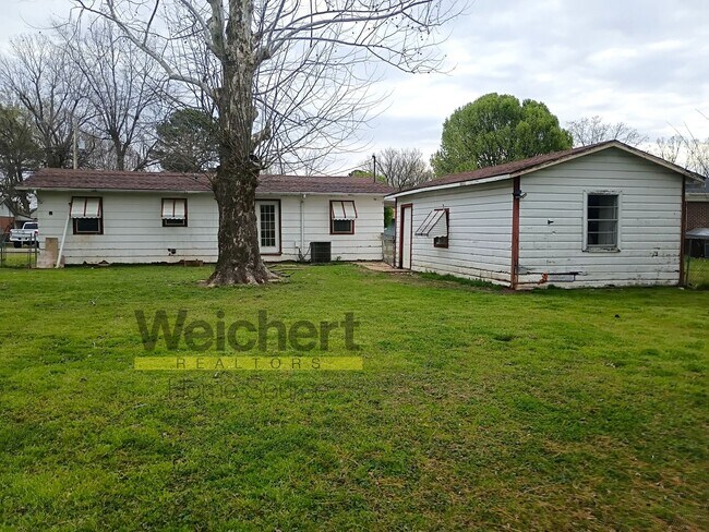 Foto del edificio - 3BR Home w/ Garage & Fenced Yard