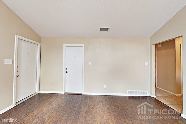 Foto del edificio - 8301 Silver Creek Rd