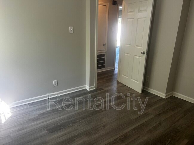 Building Photo - 16 Red Oak Cove