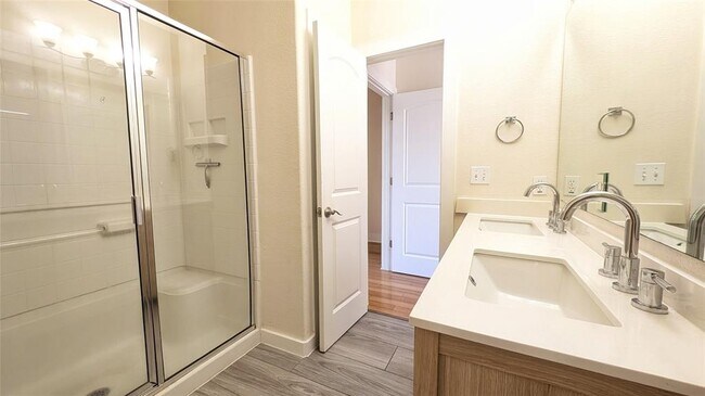Foto del edificio - 13420 Lyndhurst St