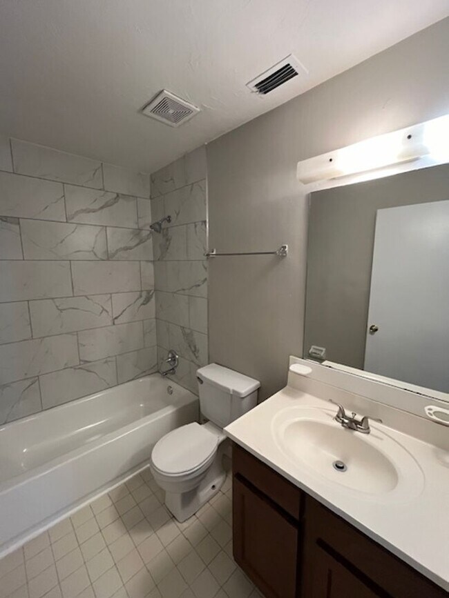 Building Photo - 2-bedroom, 1-bathroom home in the Pine Rid...