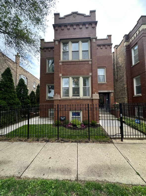 Primary Photo - 3317 W Belden Ave