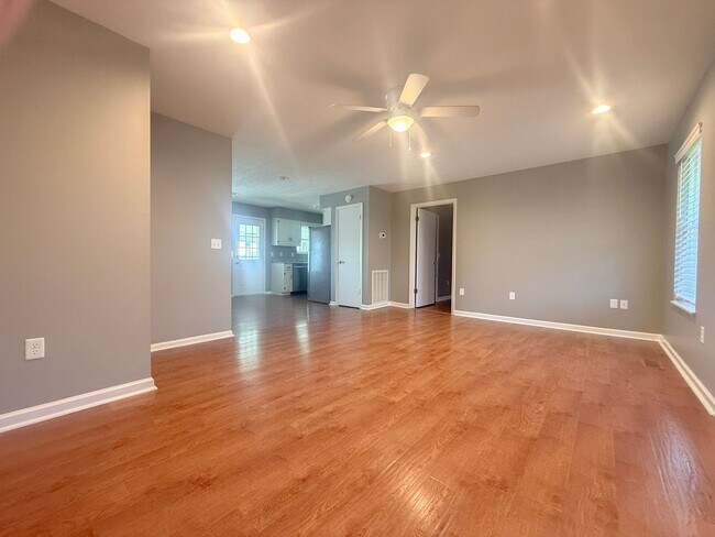 Foto del edificio - Pet-Friendly 3-Bedroom Home with Fenced Yard, Sun Room & Utilities Included