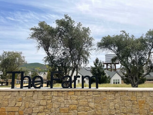 Building Photo - Luxury Living at The Farm