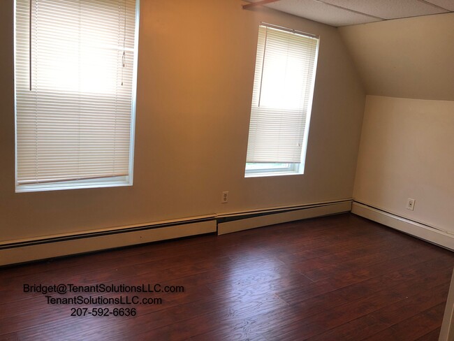 Building Photo - 584 Riverside Dr
