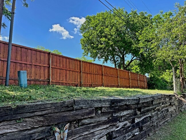 Foto del edificio - 1731 Cliffcrest Dr