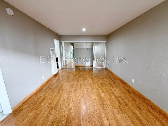 Building Photo - 1555 N Bronson Ave