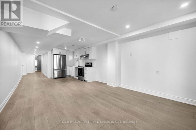 Building Photo - 1422 Summerhill Crescent
