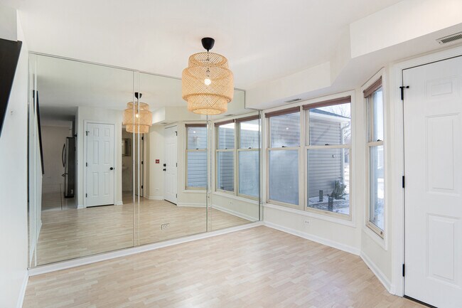 Foto del edificio - 712 Hamilton Ct