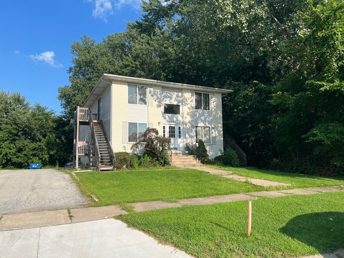 Foto principal - 1155 N Indiana St