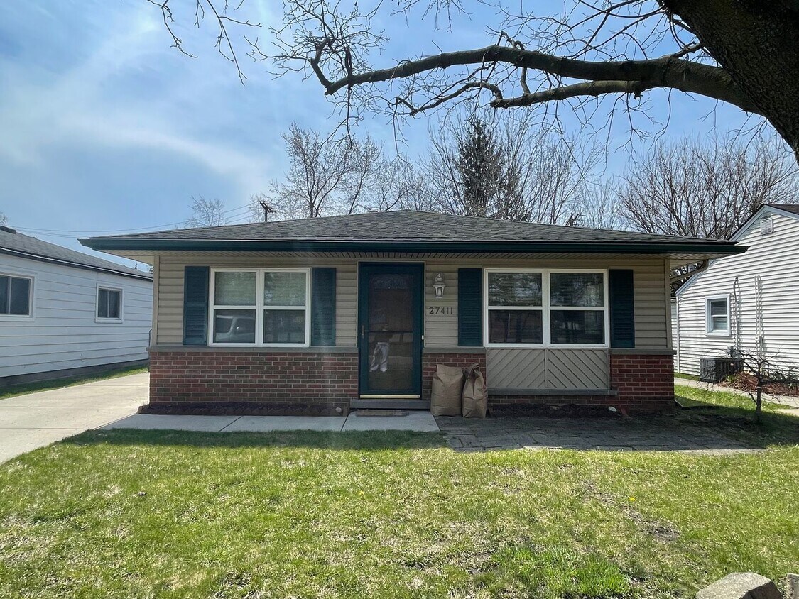 Foto principal - 3 BED 1 BATH SINGLE FAMILY, RANCH STYLE HO...
