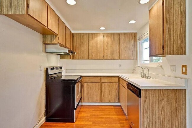 Foto del edificio - Sharp 3 Bedroom 2 Bath Single Family Home in Desirable Blossom Valley Neighborhood