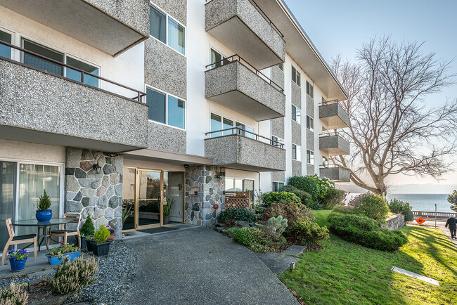 Photo du bâtiment - Royal Reef Apartments