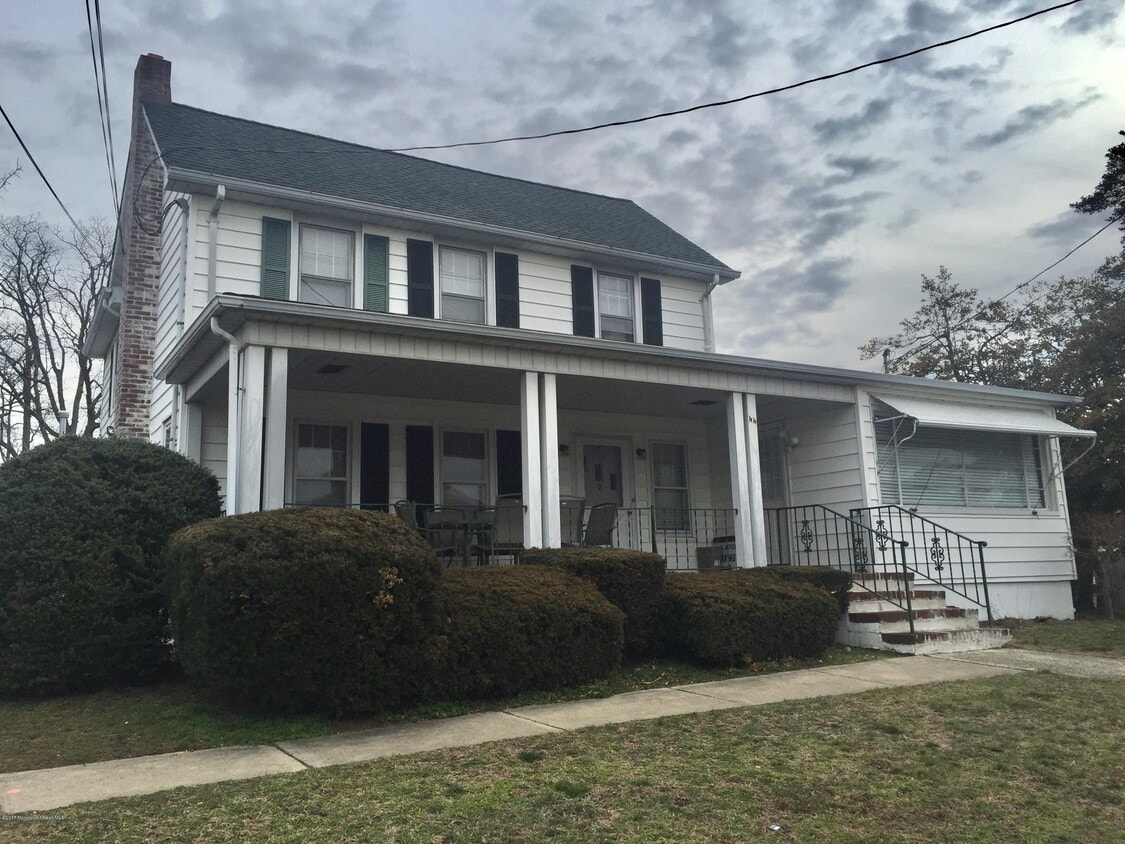 44 W Sylvania Ave, AvonbytheSea, NJ 07717 Room for Rent in Avonby