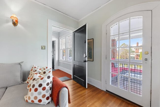 Building Photo - 536 Hawthorne Ln