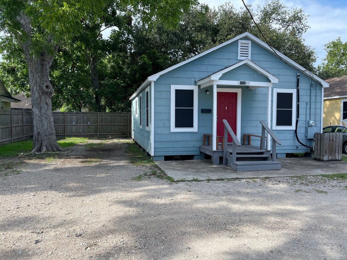 House - 1318 W Blum St