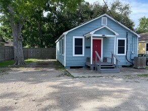 Building Photo - 1318 W Blum St