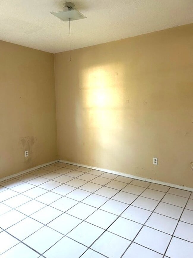 Building Photo - 820 Oak Manor Dr