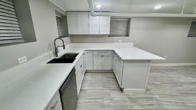 Foto del edificio - 5454 W Berteau Ave