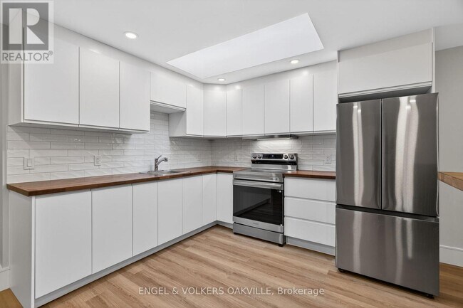 Photo du bâtiment - 131 Lakeshore Rd E