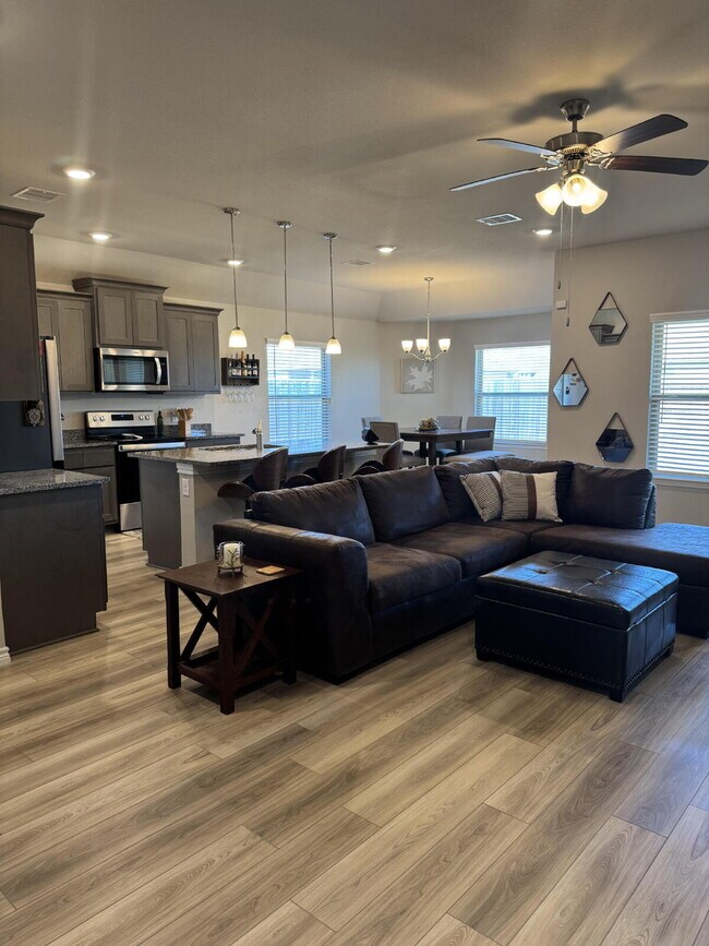 Foto del edificio - "Charming 3-Bed, 2-Bath Home in Bryan, TX!"