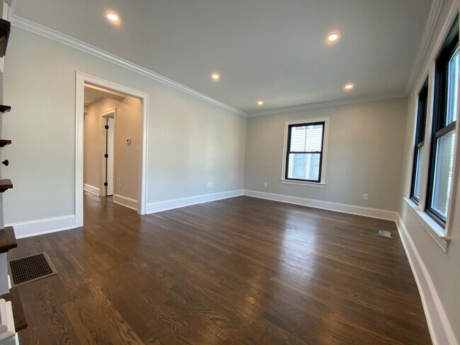 Building Photo - 554 Lagrange St