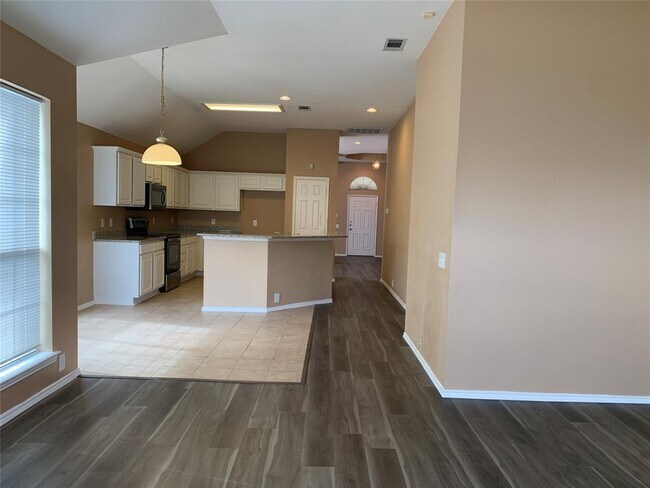 Foto del edificio - 6705 Misty Hollow Dr