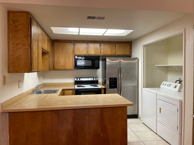 Building Photo - 4830 Suncrest Way
