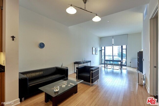 Building Photo - 1 br, 2 bath Condo - 3223 W 6th St Unit 308