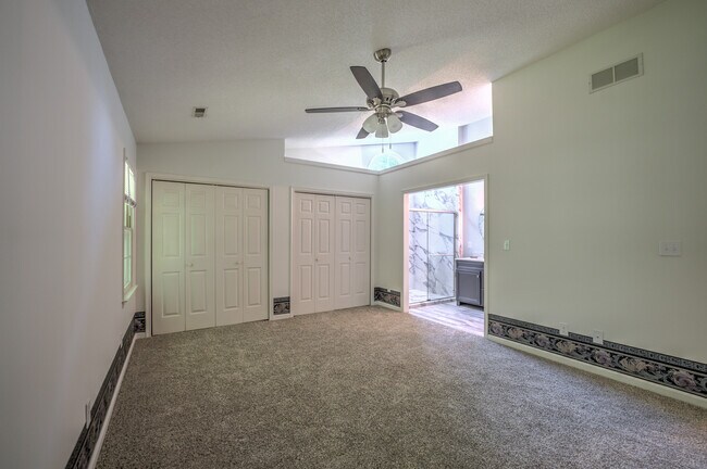 Foto del edificio - 10 Southchase Dr