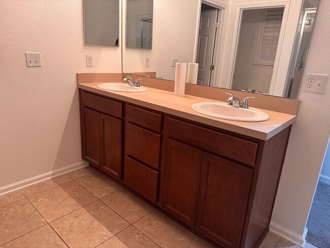 Foto del edificio - 1002 Wetland Ridge Cir