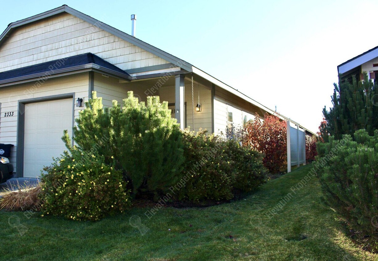 Foto principal - 2333 NE Mary Rose Pl