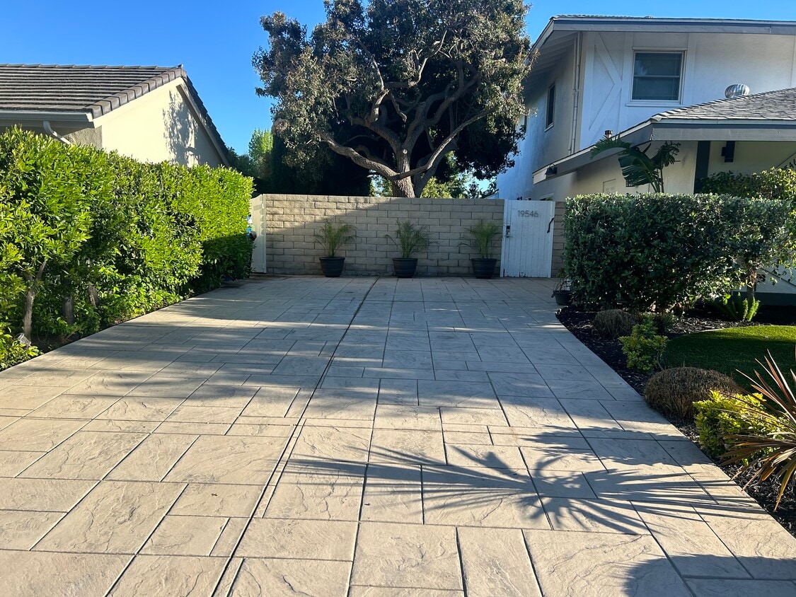 Private Driveway - 19548 Los Alimos St