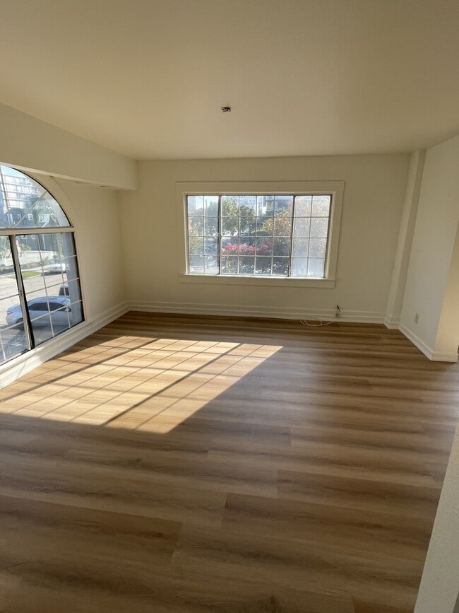 Building Photo - 433-439 Linden Ave