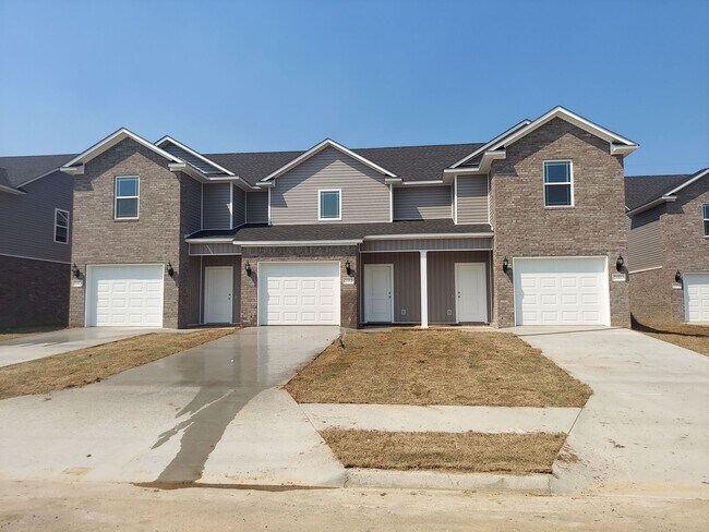 Building Photo - Beautiful 2 Bedroom/2.5 Bathroom Townhome ...