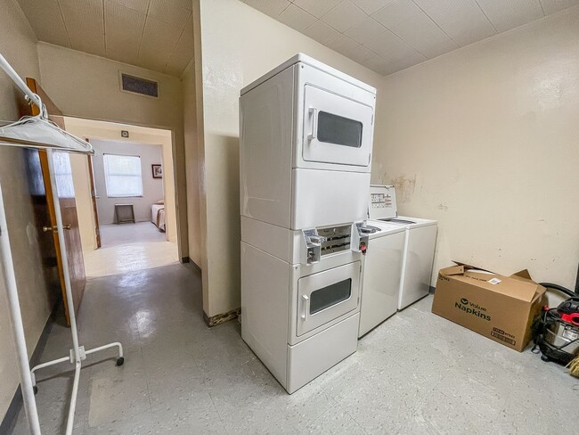 Building Photo - 13 Bedrooms 3 Bathrooms for rent in LOVING NM