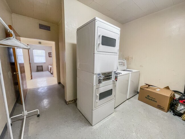Foto del edificio - 13 Bedrooms 3 Bathrooms for rent in LOVING NM