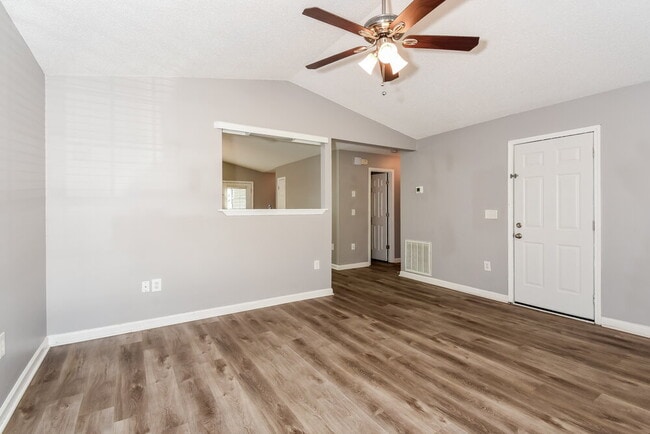 Foto del edificio - 223 Elm Dr