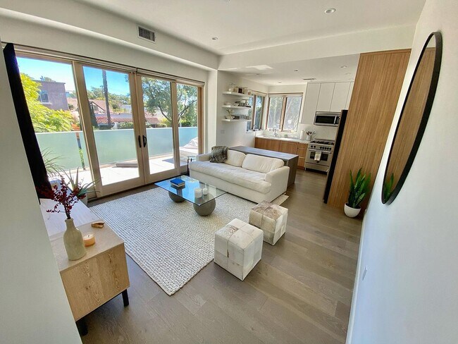 Foto del edificio - 1249 N Formosa Ave