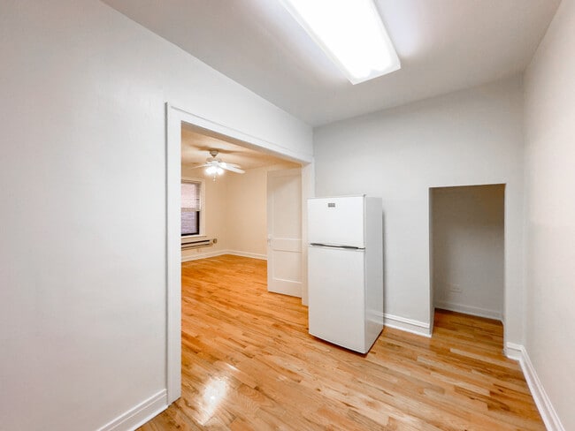 Building Photo - 545 W Wellington Ave