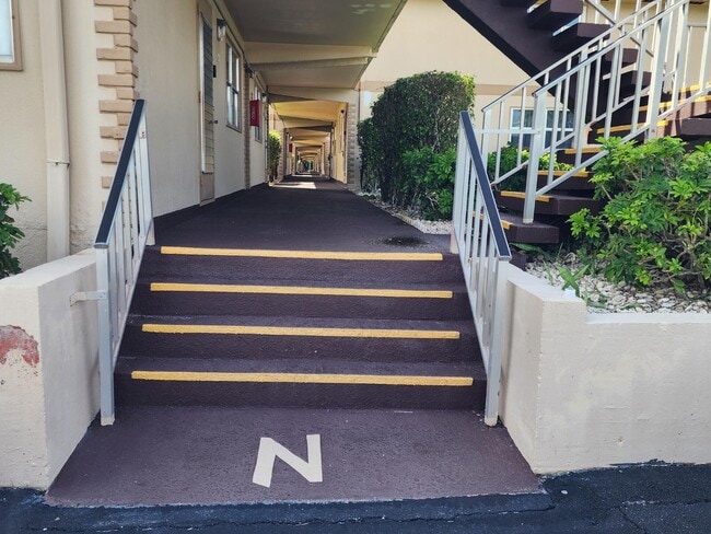 Building Photo - 632 Brittany Ct