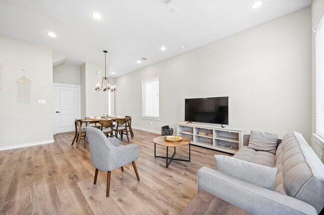 Building Photo - 6713 Parker Grv Ln