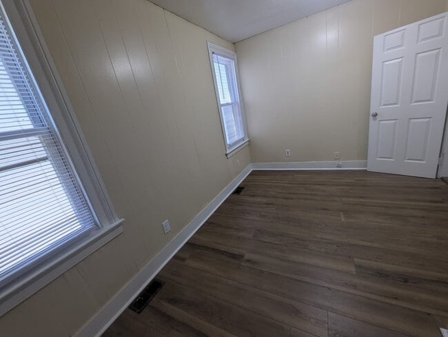 Building Photo - 34 Hallock St