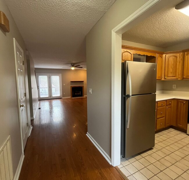 Building Photo - Large 3 bed/2.5 bath, 3-story condo with B...