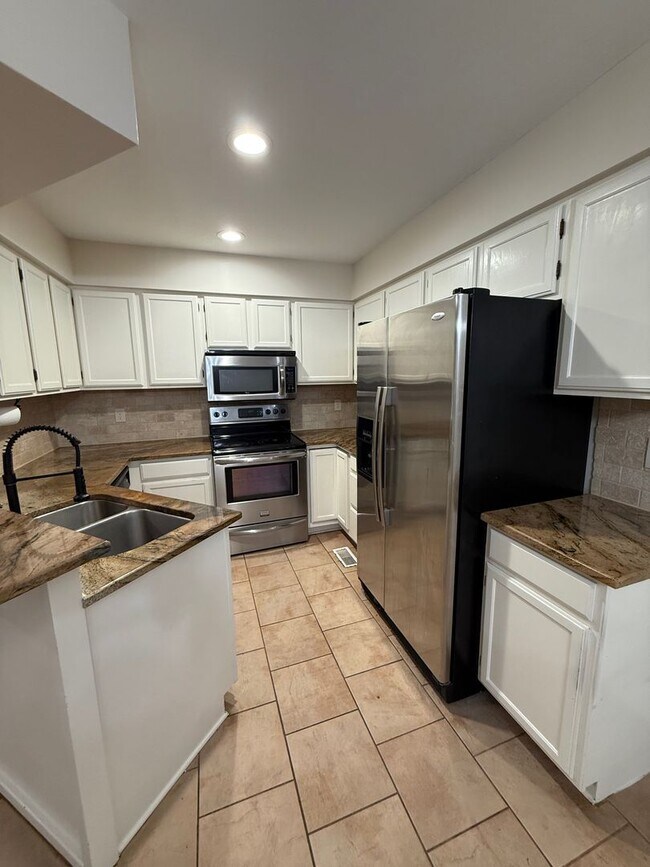 Foto del edificio - Spacious 3 Bedroom, 2 Bath - Your Derby Ho...