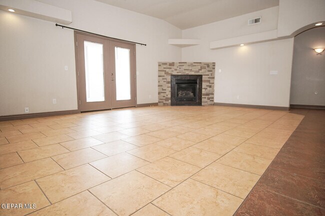 Building Photo - 14260 Tierra Bronce Dr